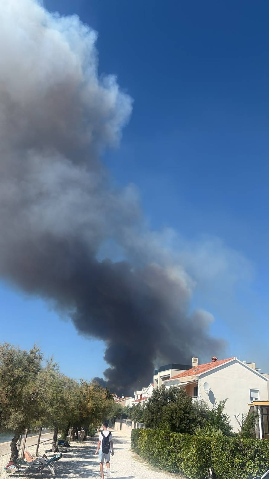 VIDEO Lokalizirali požar kod Zadra, a  kod Ninskih Stanova van kontrole. Stigli i kanaderi