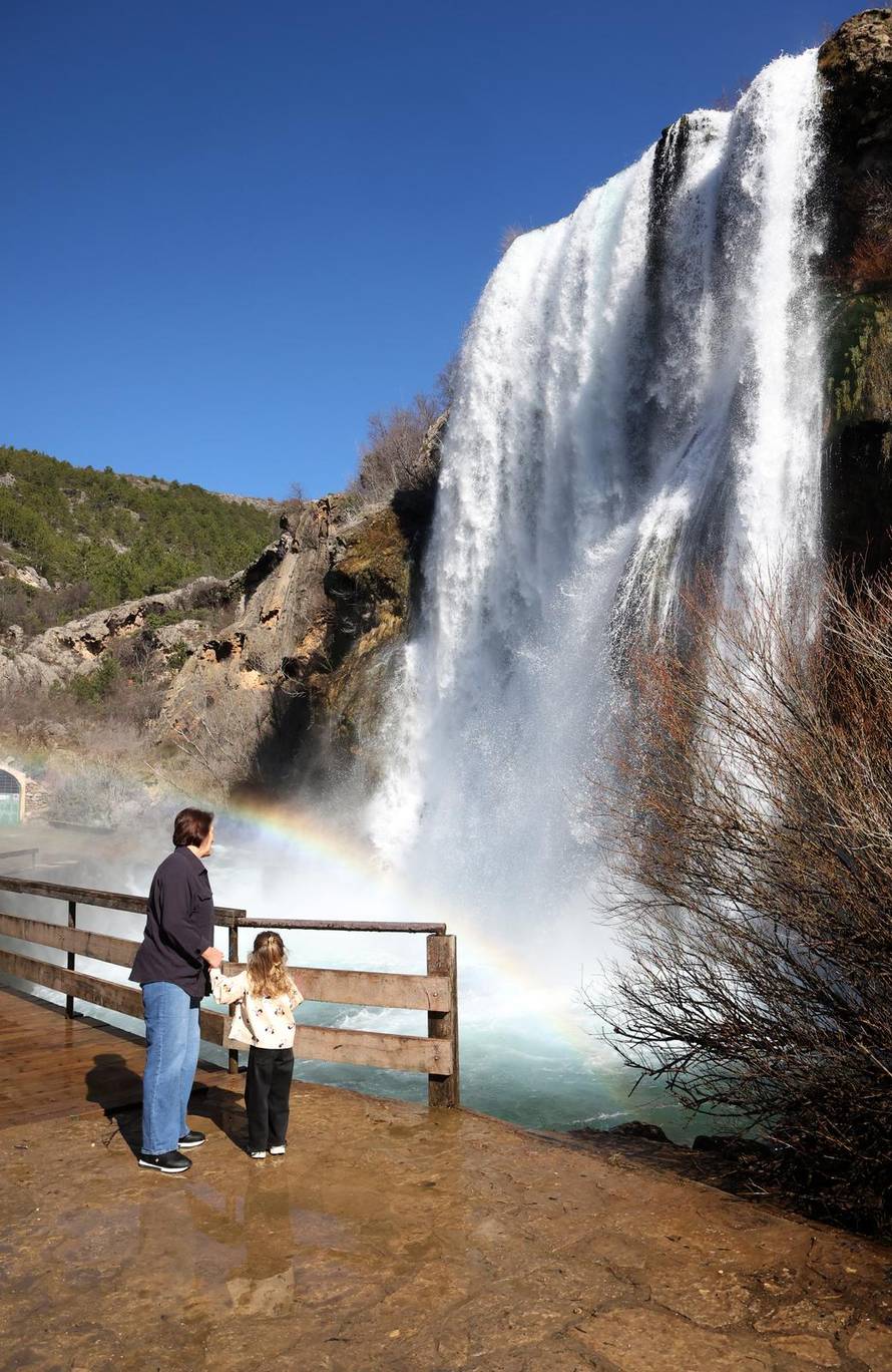 Knin: Slap Kr?i?, poznatiji kao Topoljski buk ili Veliki buk ukrašen dugom