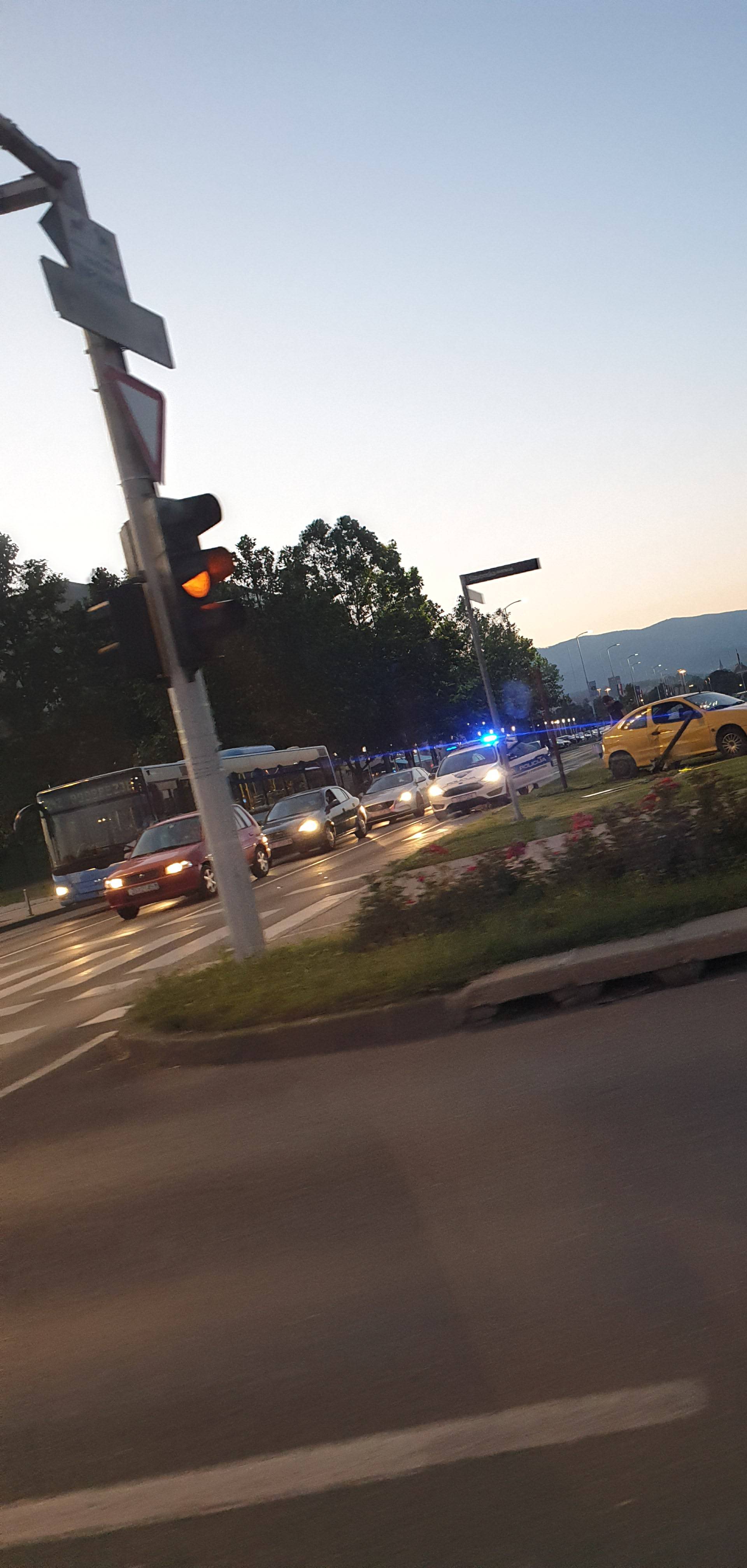 Prometna nesreća u Zagrebu: Skretao pa se zaletio u stup