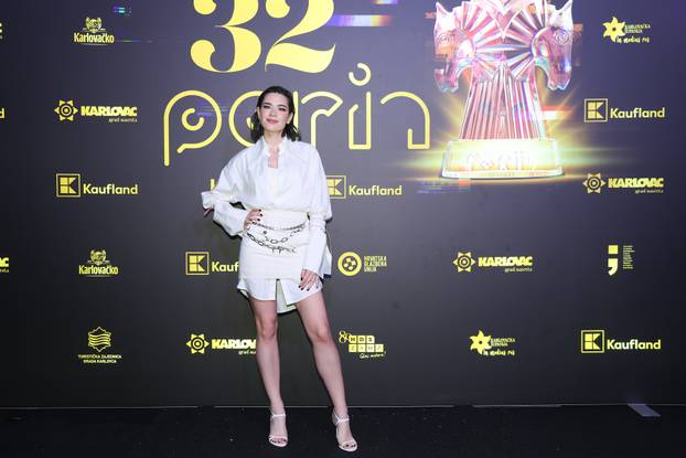 Karlovac: Dolazak uzvanika na 32. dodjelu glazbenih nagrada Porin