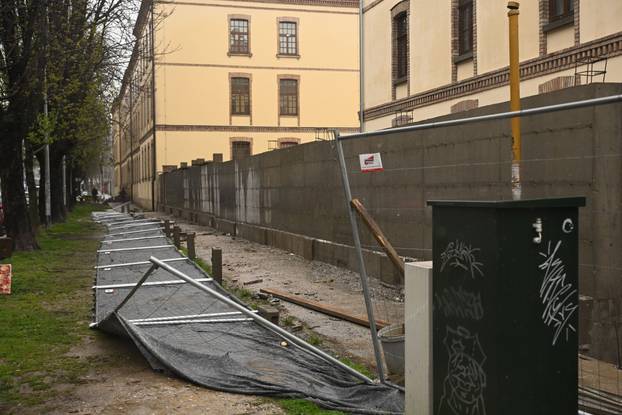 Zagreb: Olujni vjetar rušio bicikle i skele 