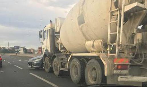 Na Mostu mladosti sudarili se auto i kamion, jedan ozlijeđeni