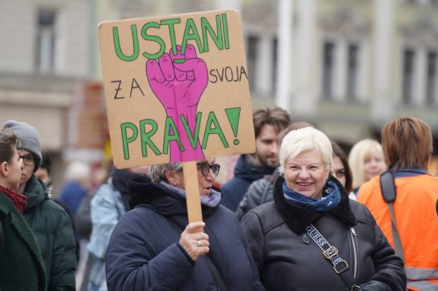 Zagreb: Prosvjednici protiv molitelja na glavnom trgu 