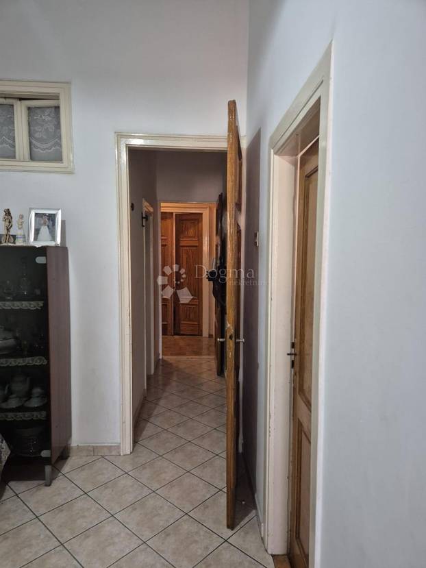 FOTO 'Namještaj iz doba Juge i bakina deka': Ovaj stan u Splitu prodaju za skoro 2 milijuna eura