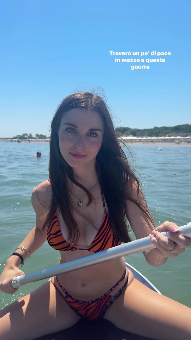 FOTO Zbog nje bi svi u zaleđe. Tange i zastavica su joj rekviziti