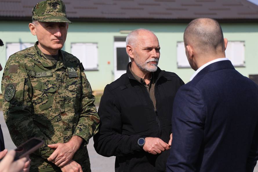 Ministar Anušić i general Kundid na prvom danu TVO-a na Slunju