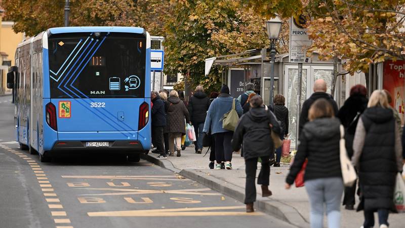 Mnogi građani već su obišli grobove najmilijih s rukama punim cvijeća i svijeća