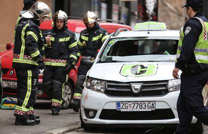 Prevrnuo se taksi, vatrogasci spašavali zarobljenog putnika