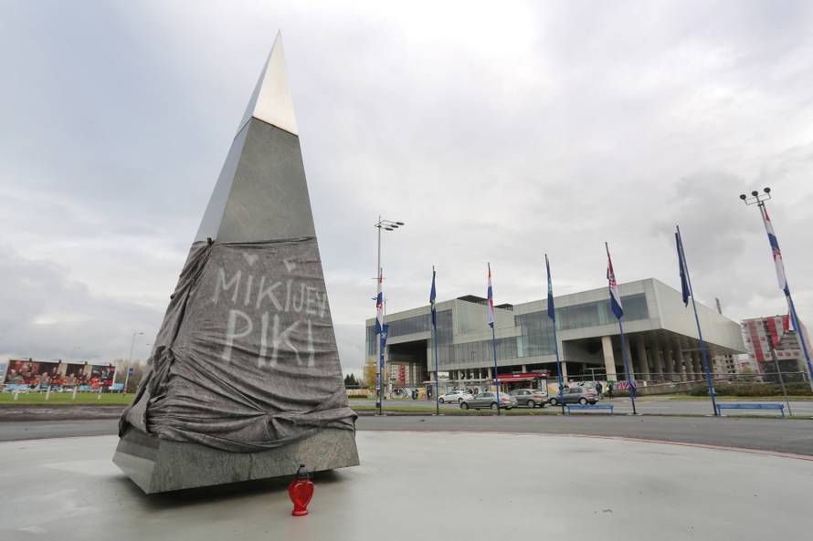 Zagreb: Na granitnoj piramidi osvanuo grafit "Mikijev piki"