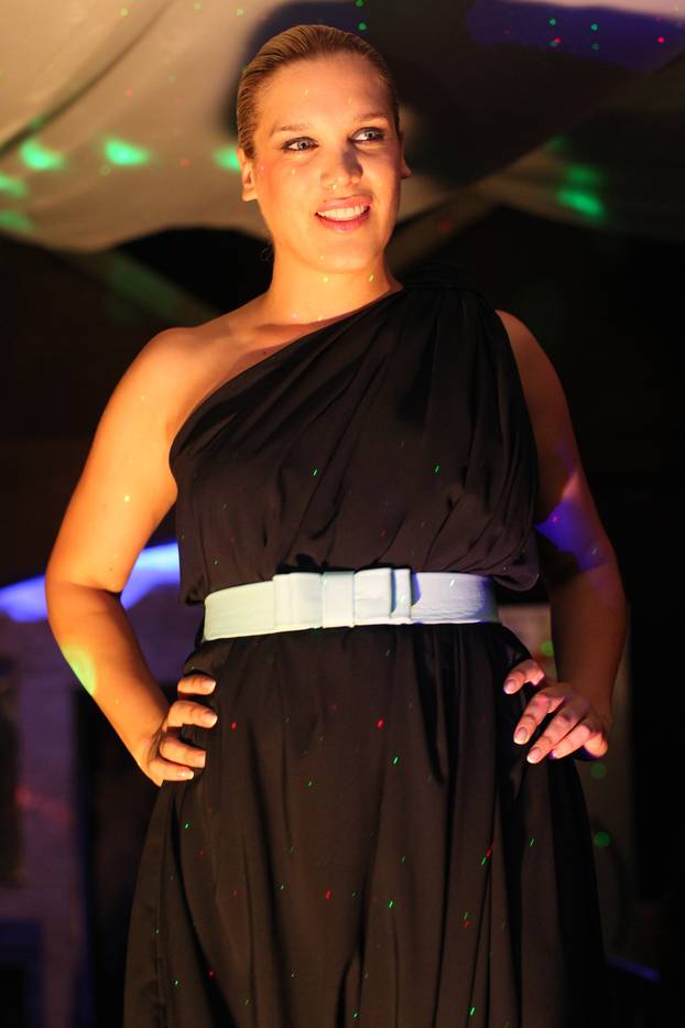 Zadar: Manekenke nosile reviju u klubu Mango