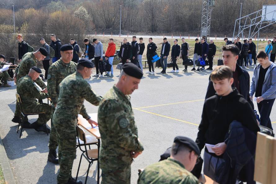 Ministar Anušić i general Kundid na prvom danu TVO-a na Slunju