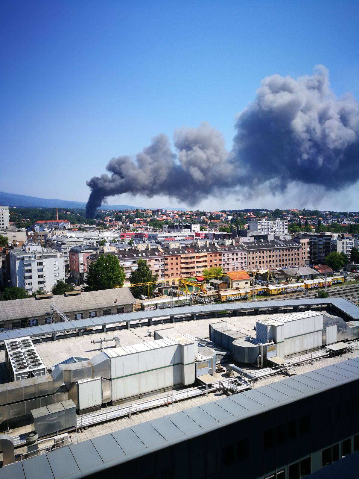 Veliki požar u Zagrebu: Ova kaciga vatrogasca sve govori...