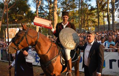 VIDEO Milanovića je odgurnuo konj: Uručio nagradu, fotkao se, a onda se konj krenuo okretati