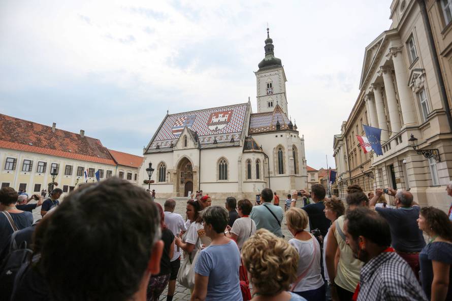Zagreb: Mnogobrojni turisti uživaju u razgledavanju Gornjeg grada