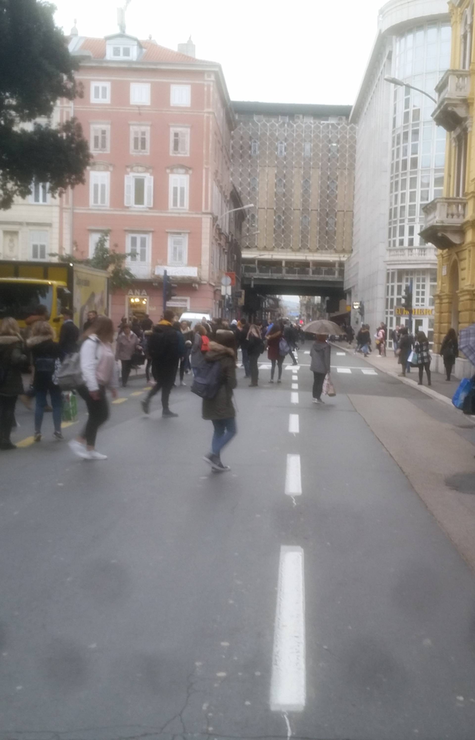 Šok u Rijeci: Urušila se skela u centru grada, promet u blokadi
