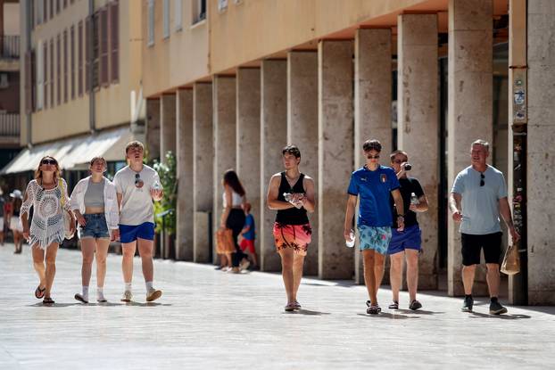 Turisti uživaju u sunčanom danu u Zadru