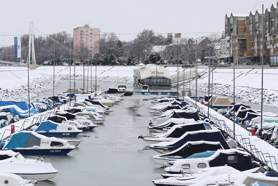 Snježni pokrivač je zabijelio je Osijek