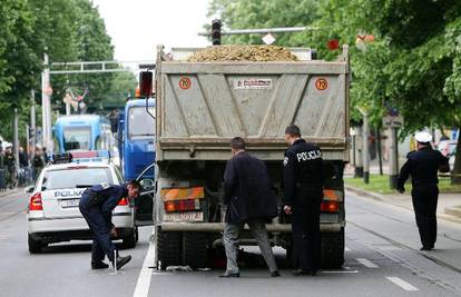 Zagreb: Kamion pregazio pješakinju na Savskoj cesti