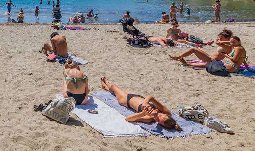 VIDEO Pogledajte kako su se ljudi jučer kupali na popularnoj splitskoj plaži. I danas vruće...