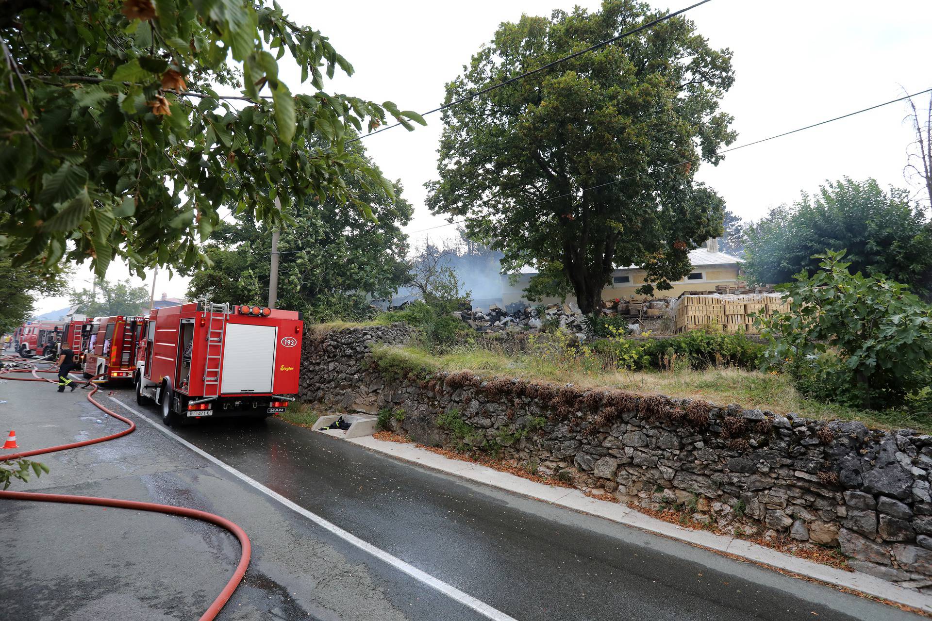 Hreljin: Vatrogasci i mještani gase požar kuće i šume