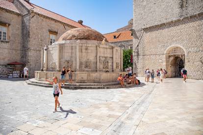 Dubrovnik: Malobrojni turisti u staroj gradskoj jezgri