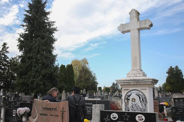 Osijek: Građani obilaze grobove najmilijih na Aninom groblju na dan Svih svetih