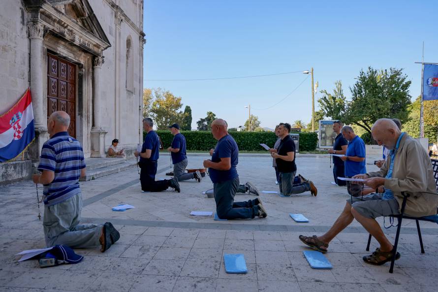 Zadar: Molitelji ispred crkve Sv. Marije