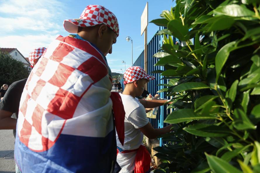 Sinj: Posjetitelji dolaze na hipodrom uoči početka Thompsonovog koncerta