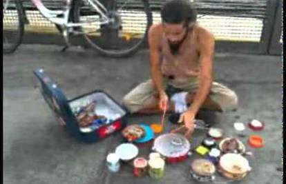 Sjajni ulični umjetnik bubnja na svemu što mu se nađe pri ruci