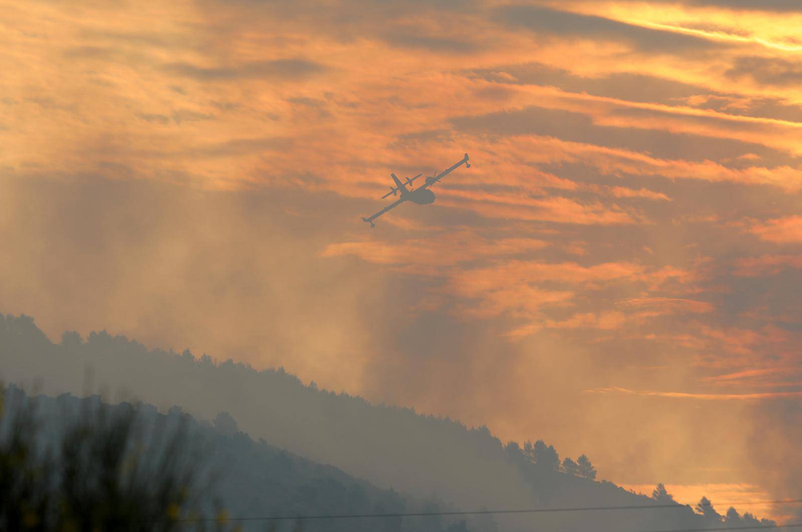 Požar na nepristupačnom terenu između Vrpolja i Grebaštice