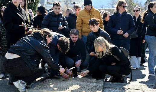 FOTO Skoplje u suzama: Građani pale svijeće za 59 poginulih