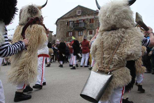 Rijeka: Doček Halubajskih zvončara u centru grada