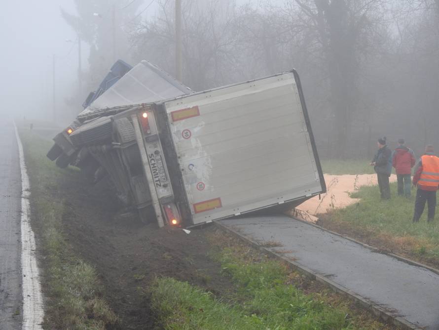 Prevozio kukuruz: Zbog skliske ceste i magle je završio u jarku