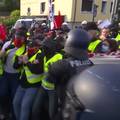 VIDEO Kaos na prosvjedu protiv AfD-a. 28 policajaca ozlijeđeno, jedan teže. Mlatili ih na podu
