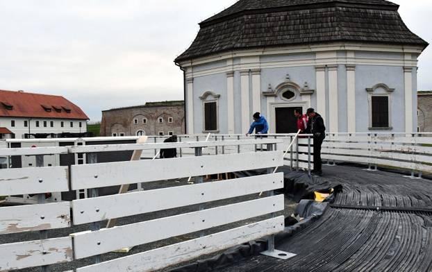 FOTO Slavonski Brod oblači svoje božićno ruho: Priprema grada za blagdansko ozračje