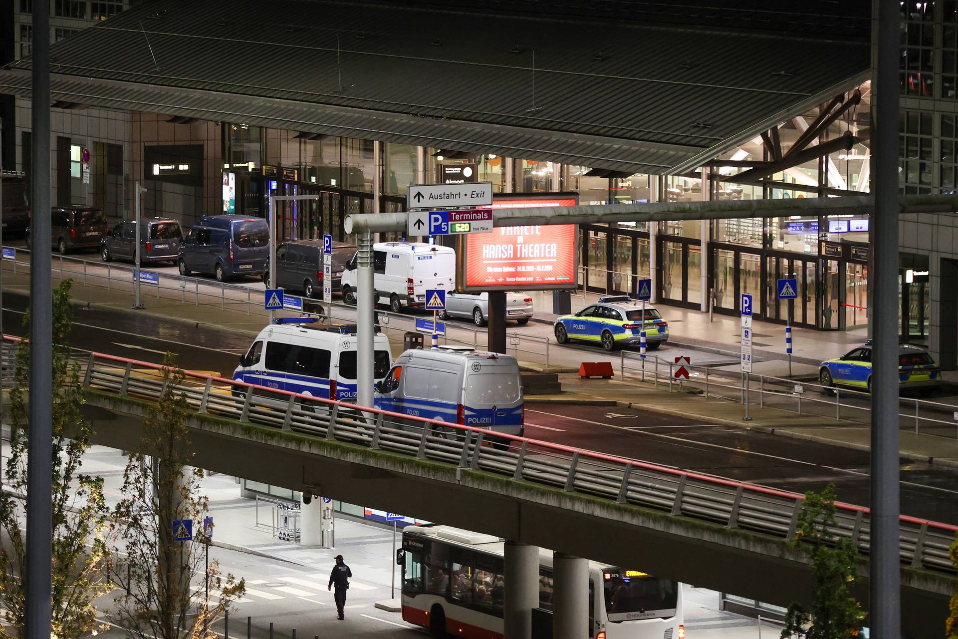 Hamburg airport closed - armed man broke through gate