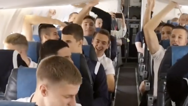 VIDEO Juniori Hajduka slavili u avionu: 'Večeras je naša fešta'