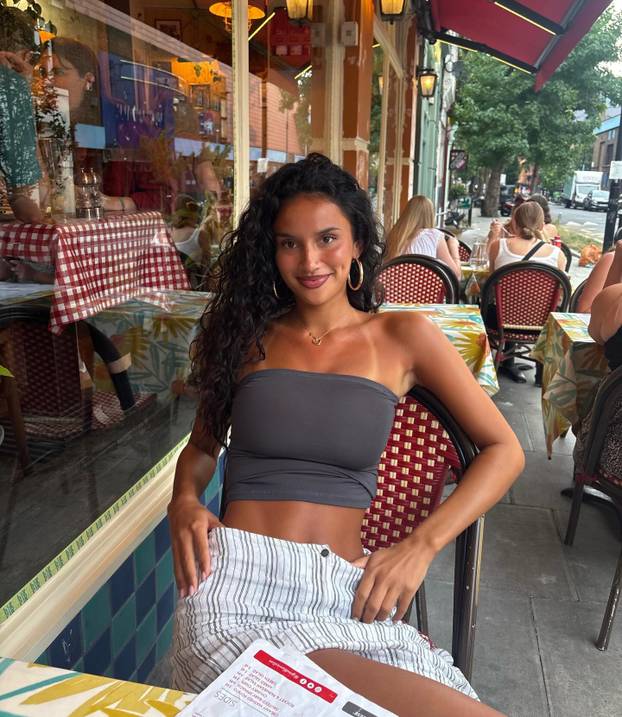 Šuškalo se da joj dečko spava sa zvijezdom platforme za odrasle. Objavom ušutkala sve tračeve