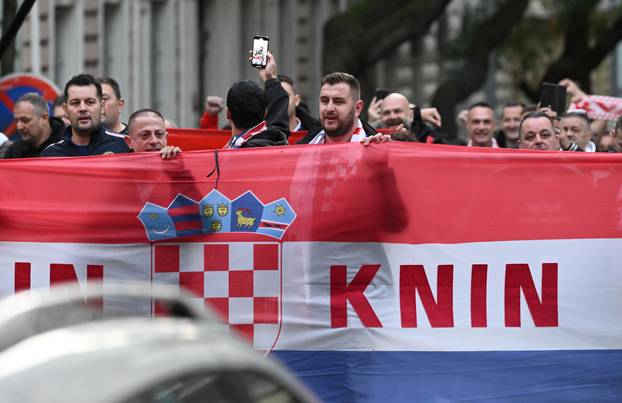 Prag: Hrvatski navijači u korteu idu do stadiona