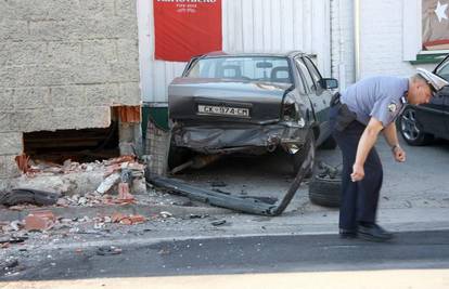 Parkirani Opel spasio ih od Renaulta koji je razbio zid