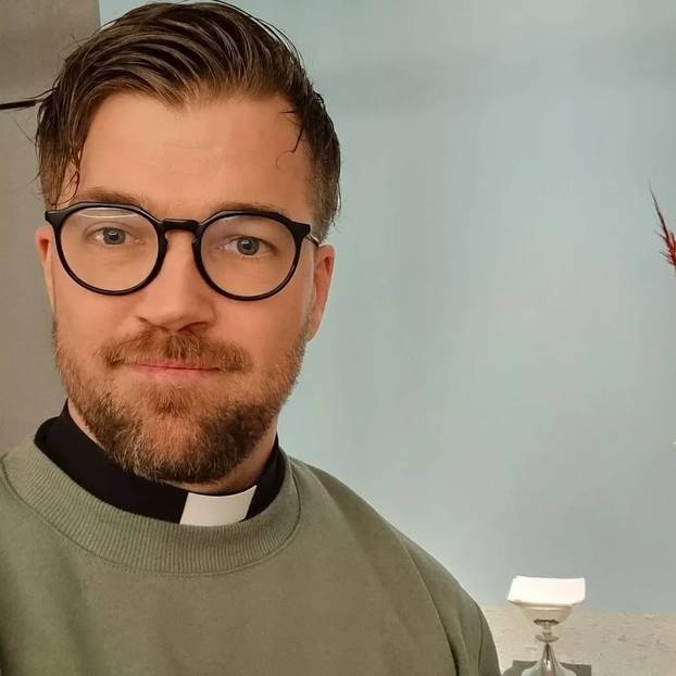 FOTO Ovi svećenici 'zapalili' su internet! Na listi su i Hrvati, žene im pišu da su najzgodniji...