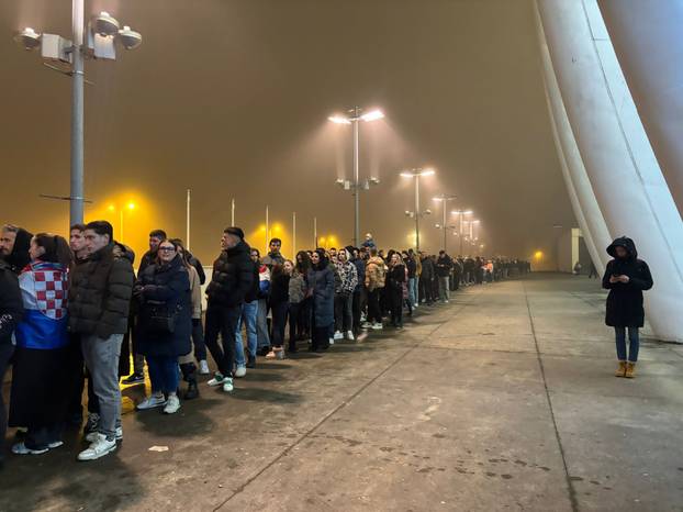 FOTO/VIDEO Stvaraju se gužve ispred Arene uoči koncerta Marka Perkovića Thompsona