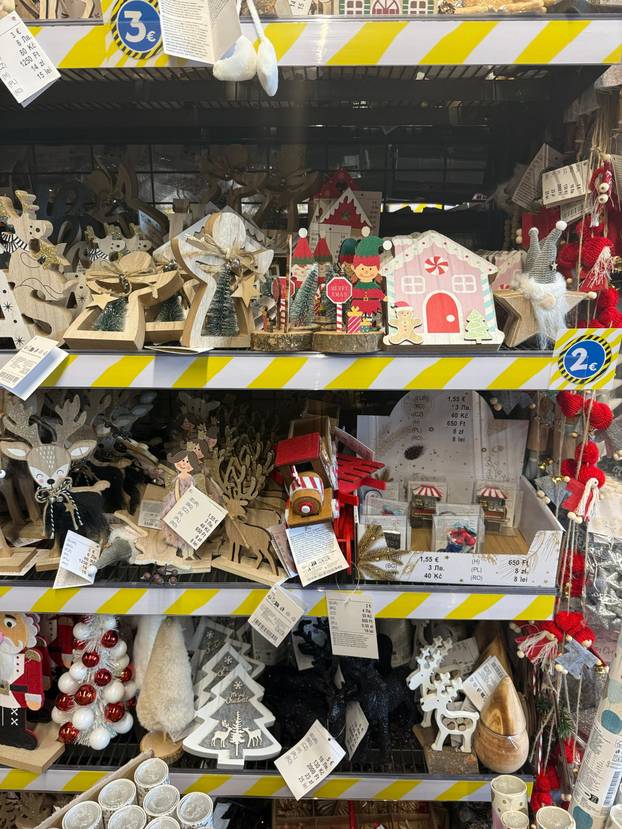 FOTO Trgovci su izvukli božićne ukrase! Pogledajte što se nudi, snježne kugle idu i za 74 eura...