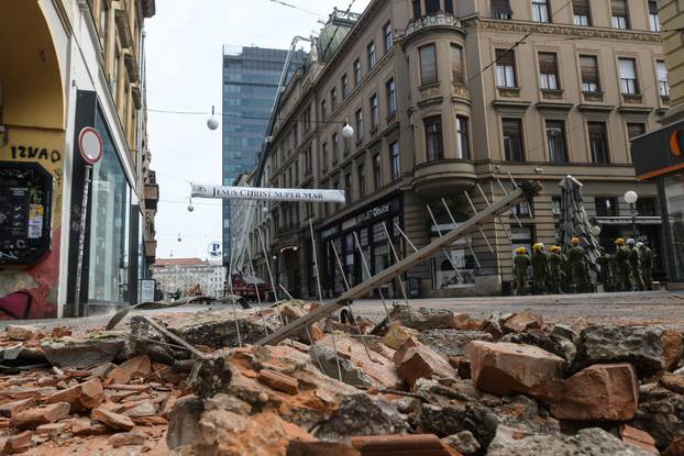 Zagreb: Vojska započela s čišćenjem ulica 