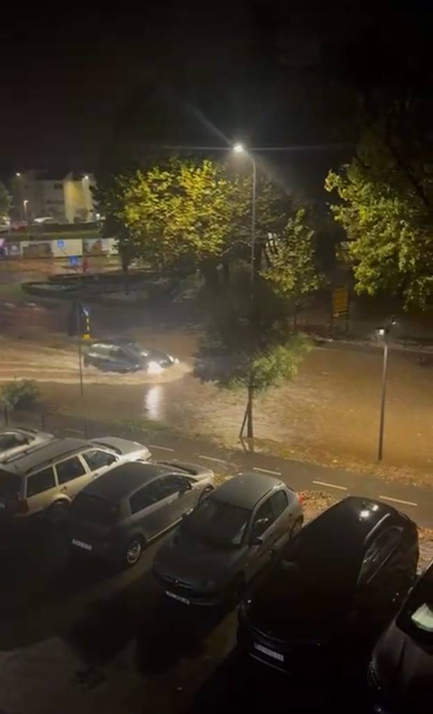 FOTO UŽASA Oluja razorila dio benzinske u Umagu, padao led! Ulice su bile skroz poplavljene
