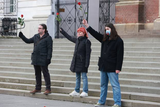 Performans Tiha misa ispred katedrale u Đakovu