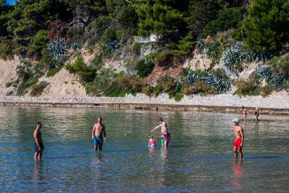 Fotogalerija s hrvatskih plaža: Diljem obale i dalje se kupaju