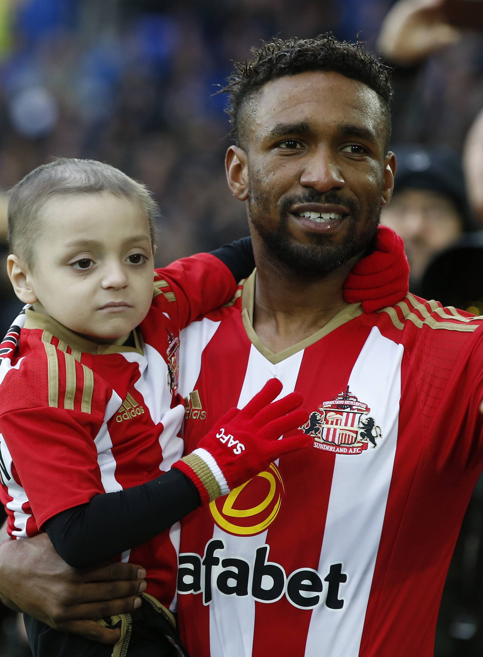 Sunderland's Jermain Defoe carries out young Sunderland fan Bradley Lowery before the match