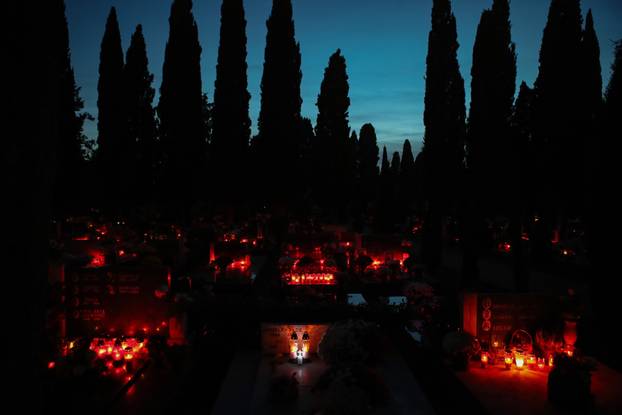 Zadar: Večernji pogled na Gradsko groblje na blagdan Svih svetih