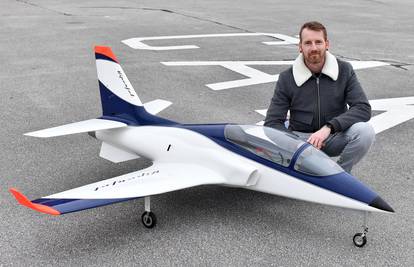 'Prvi avion modelirao sam još u osnovnoj školi. Ovaj juri i do 300 km/h, to je prekrasan hobi'